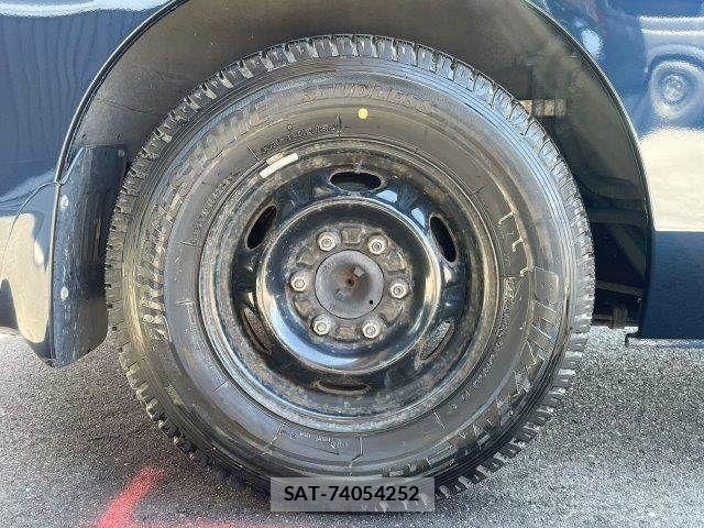 Nissan NV350 Caravan 2017-06 4640260-25