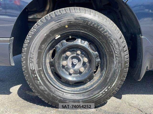 Nissan NV350 Caravan 2017-06 4640260-27