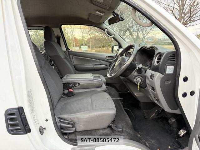 Nissan NV350 Caravan 2015-01 4756546-8