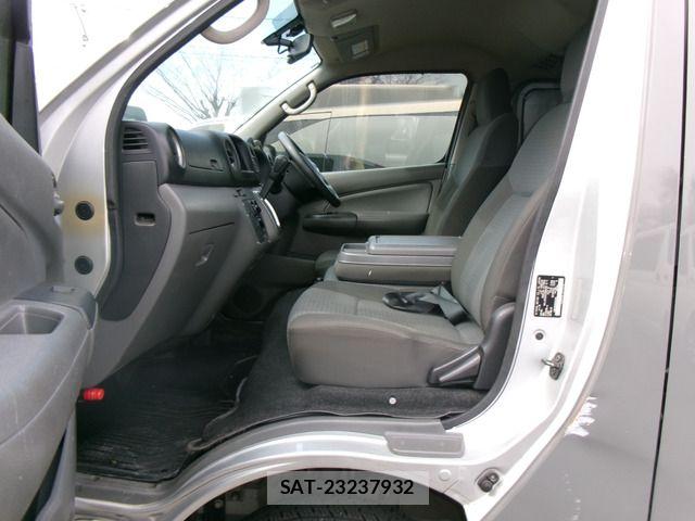 Nissan NV350 Caravan 2016-07 5874773-13