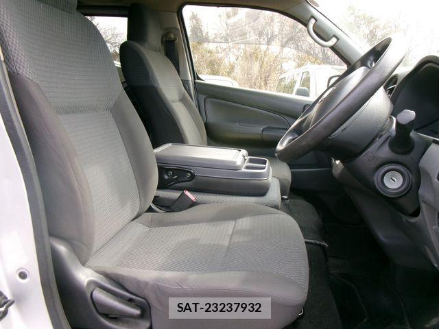Nissan NV350 Caravan 2016-07 5874773-7