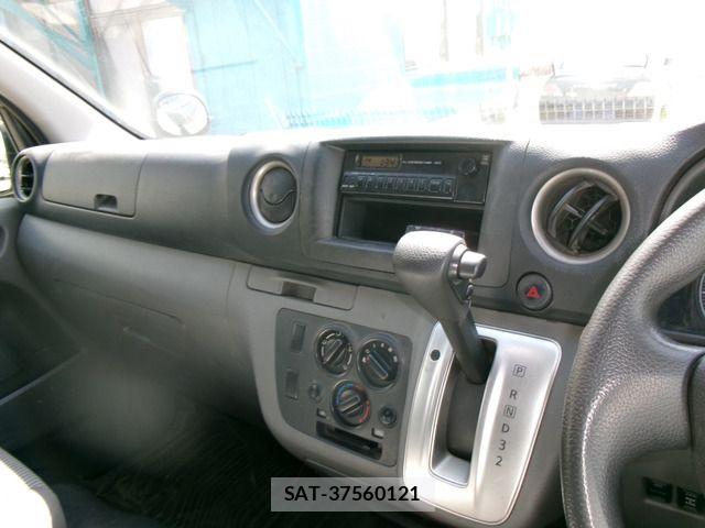 Nissan NV350 Caravan 2016-06 6501626-19