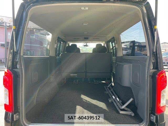 Nissan NV350 Caravan 2017-09 6673052-12