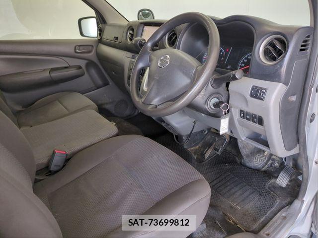 Nissan NV350 Caravan 2017-09 6910739-27