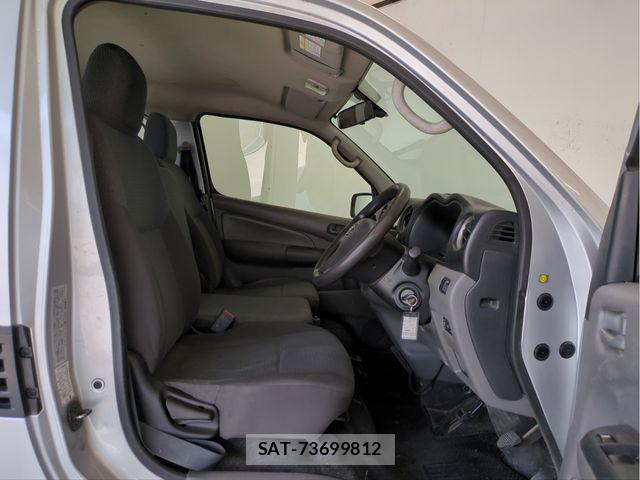 Nissan NV350 Caravan 2017-09 6910739-28