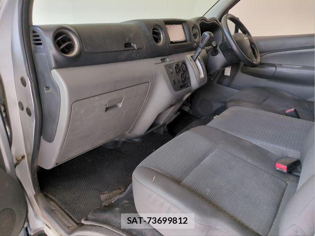 Nissan NV350 Caravan 2017-09 6910739-2