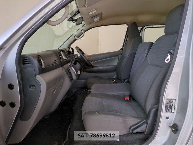 Nissan NV350 Caravan 2017-09 6910739-3