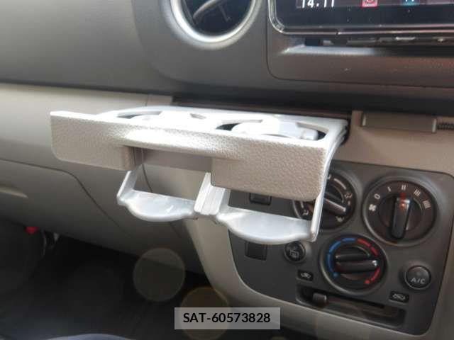 Nissan NV350 Caravan 2018-03 6910735-15