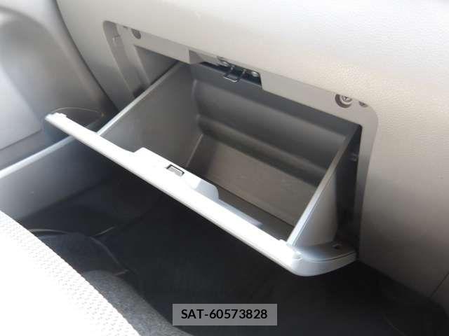 Nissan NV350 Caravan 2018-03 6910735-16