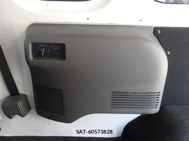 Nissan NV350 Caravan 2018-03 6910735-21