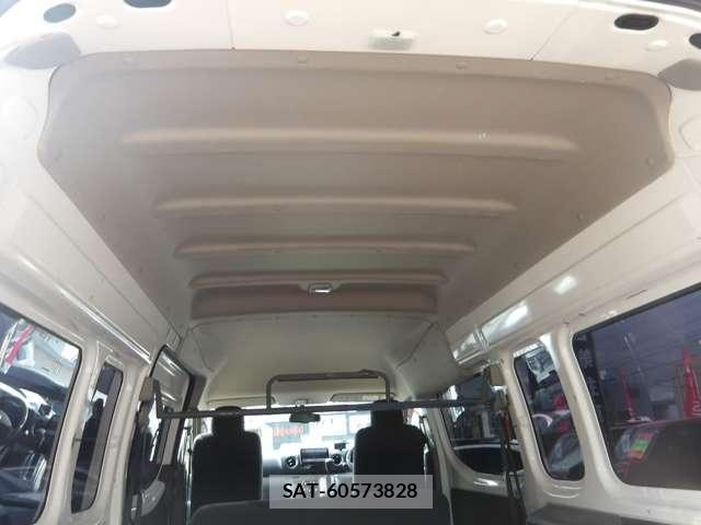 Nissan NV350 Caravan 2018-03 6910735-27