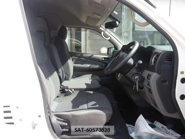 Nissan NV350 Caravan 2018-03 6910735-3