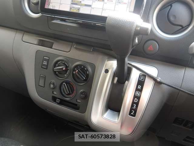 Nissan NV350 Caravan 2018-03 6910735-7