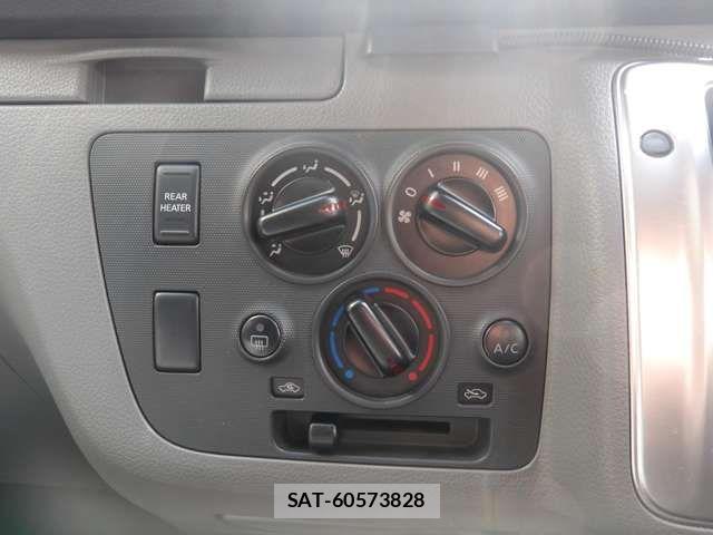 Nissan NV350 Caravan 2018-03 6910735-8