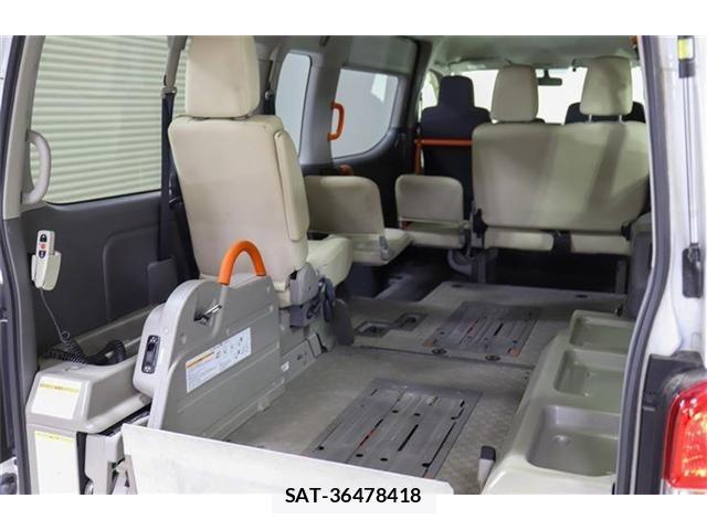 Nissan NV350 Caravan 2016-03 6910732-12