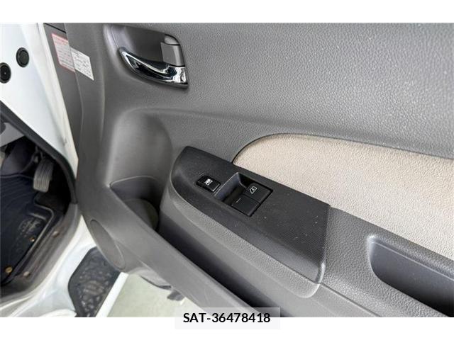 Nissan NV350 Caravan 2016-03 6910732-23