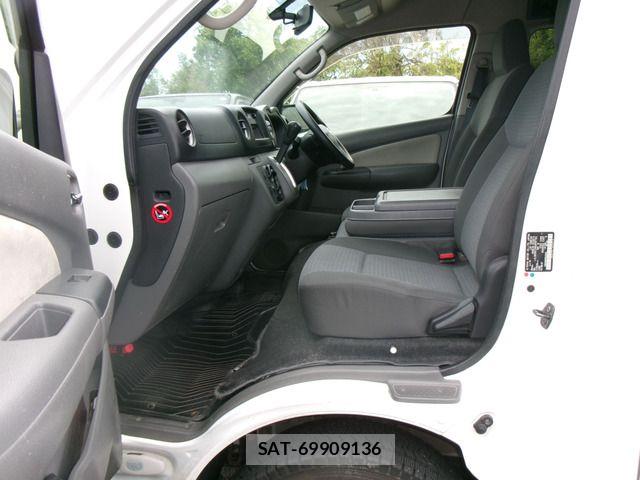 Nissan NV350 Caravan 2015-03 7021167-12