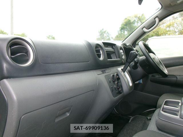 Nissan NV350 Caravan 2015-03 7021167-14
