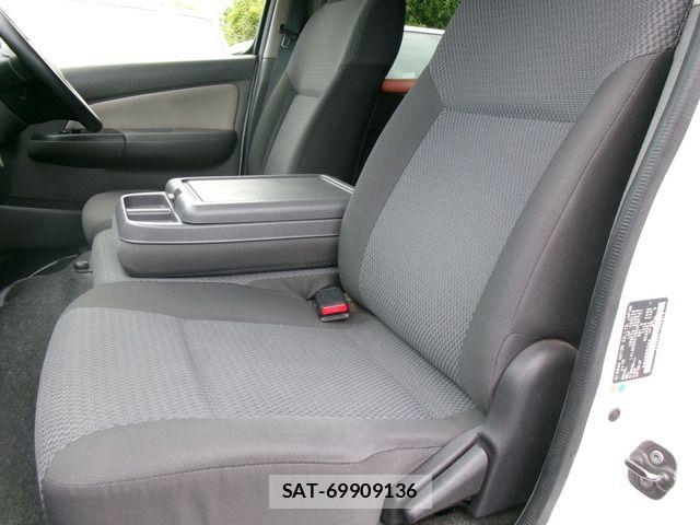 Nissan NV350 Caravan 2015-03 7021167-15