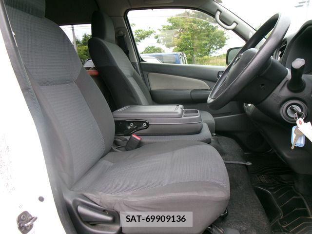 Nissan NV350 Caravan 2015-03 7021167-18