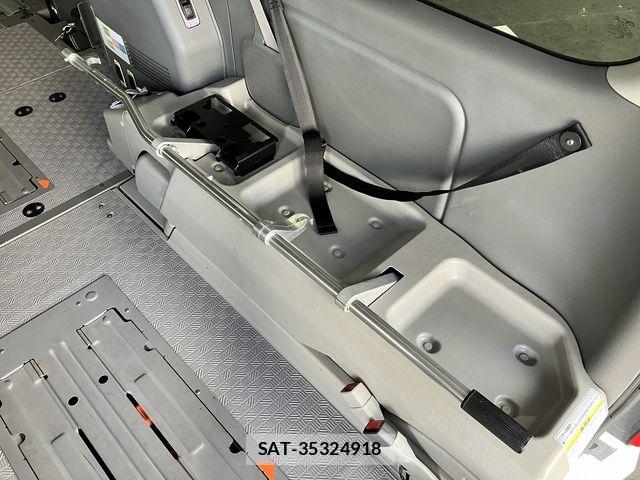 Nissan NV350 Caravan 2021-02 7223192-11