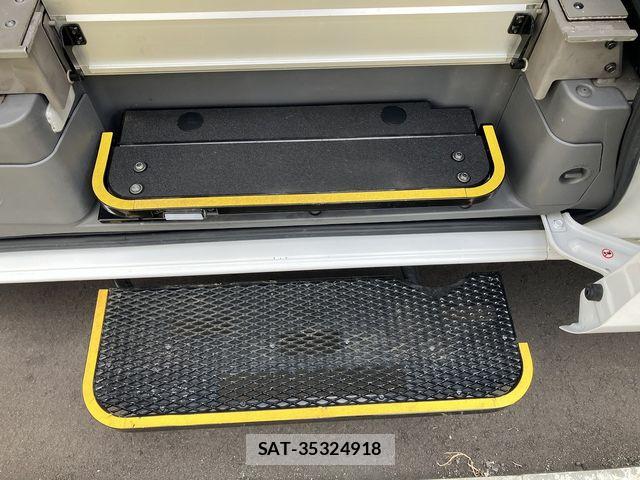 Nissan NV350 Caravan 2021-02 7223192-15