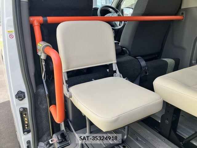 Nissan NV350 Caravan 2021-02 7223192-17