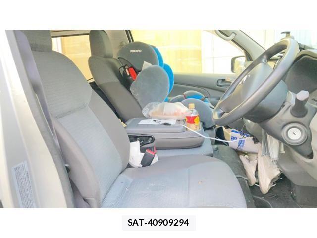Nissan NV350 Caravan 2016-10 7509579-13