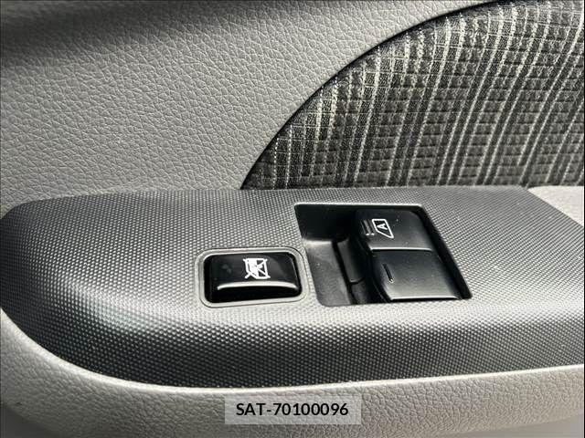 Nissan NV350 Caravan 2018-06 7618990-25