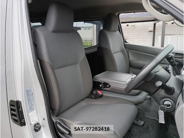 Nissan NV350 Caravan 2016-10 7726853-14