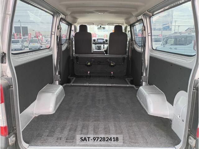 Nissan NV350 Caravan 2016-10 7726853-16