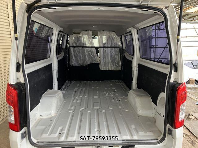 Nissan NV350 Caravan 2019-07 7963151-11