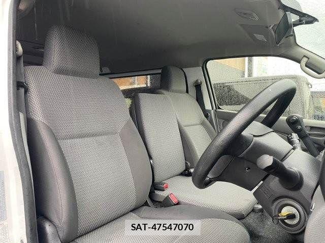 Nissan NV350 Caravan 2019-03 7963150-7