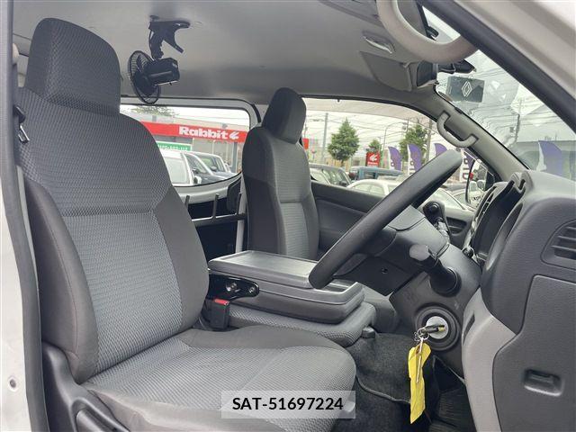 Nissan NV350 Caravan 2016-10 7963149-11