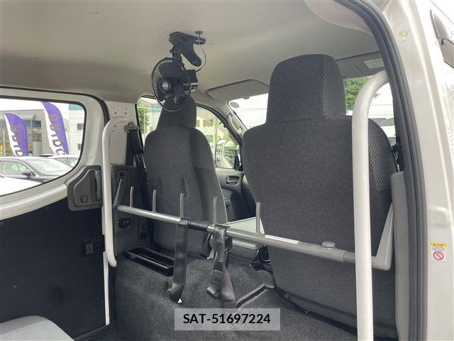 Nissan NV350 Caravan 2016-10 7963149-12