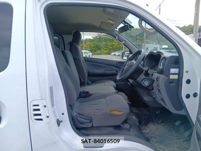 Nissan NV350 Caravan 2018-06 8037420-3