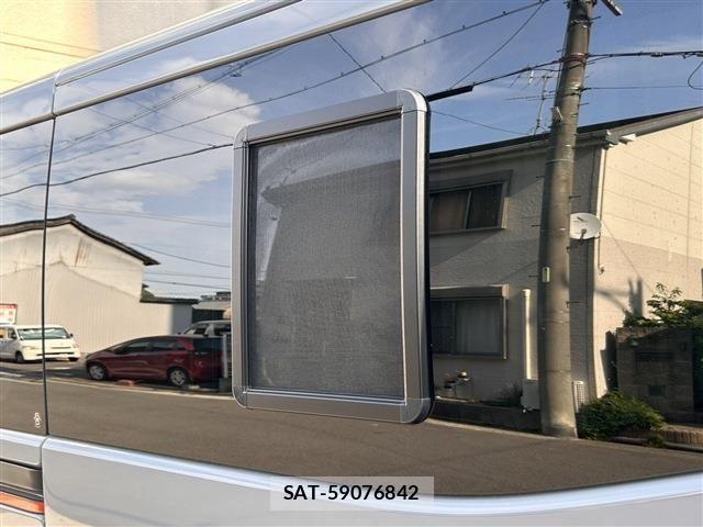 Nissan NV350 Caravan 2021-05 8101011-5