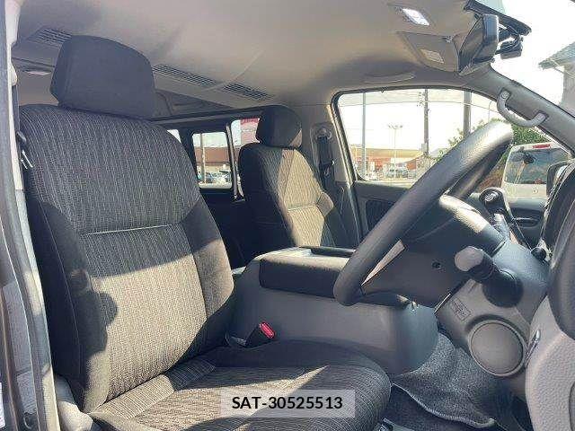 Nissan NV350 Caravan 2017-09 8131753-10