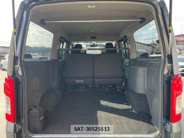 Nissan NV350 Caravan 2017-09 8131753-12
