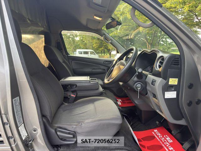 Nissan NV350 Caravan 2013-02 8209371-8