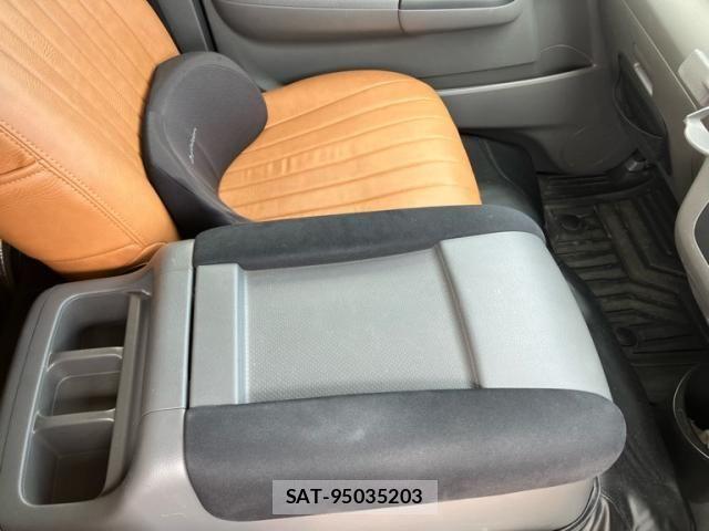 Nissan NV350 Caravan 2017-06 8231177-14