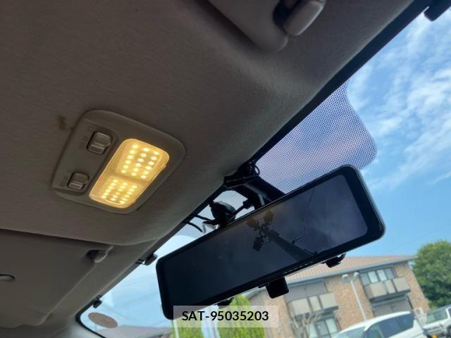 Nissan NV350 Caravan 2017-06 8231177-16