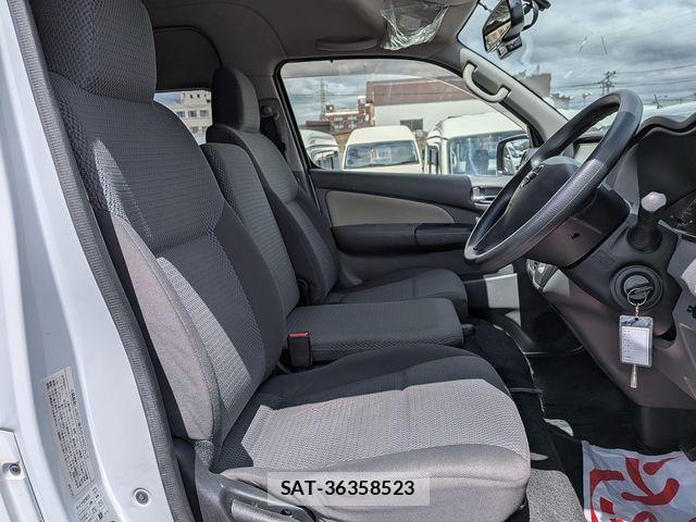 Nissan NV350 Caravan 2020-04 8316185-28