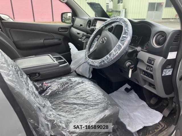 Nissan NV350 Caravan 2017-09 8316191-14