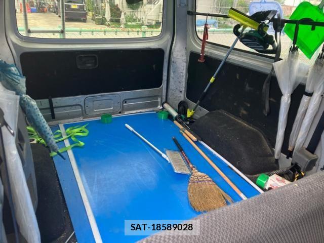 Nissan NV350 Caravan 2017-09 8316191-25