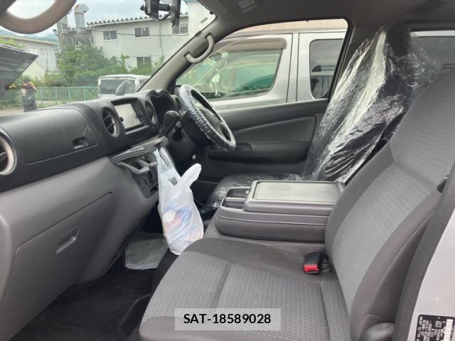 Nissan NV350 Caravan 2017-09 8316191-26