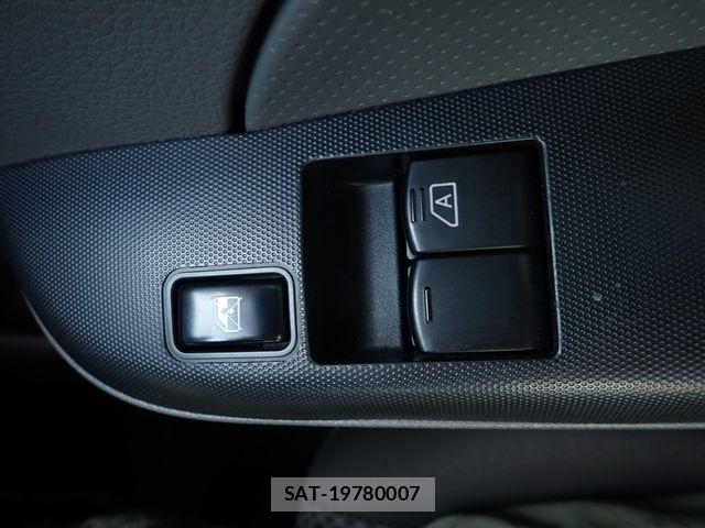 Nissan NV350 Caravan 2021-07 8337269-13