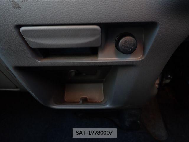 Nissan NV350 Caravan 2021-07 8337269-18