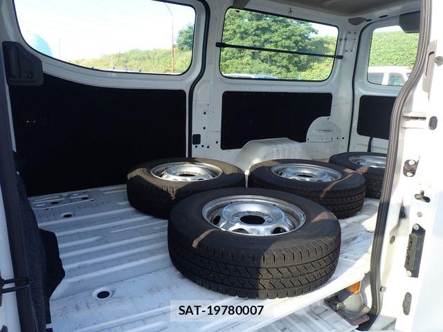 Nissan NV350 Caravan 2021-07 8337269-22