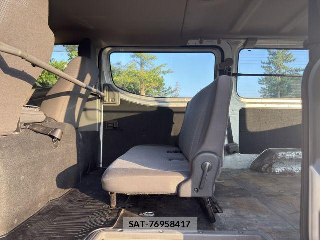 Nissan NV350 Caravan 2013-06 8337267-15